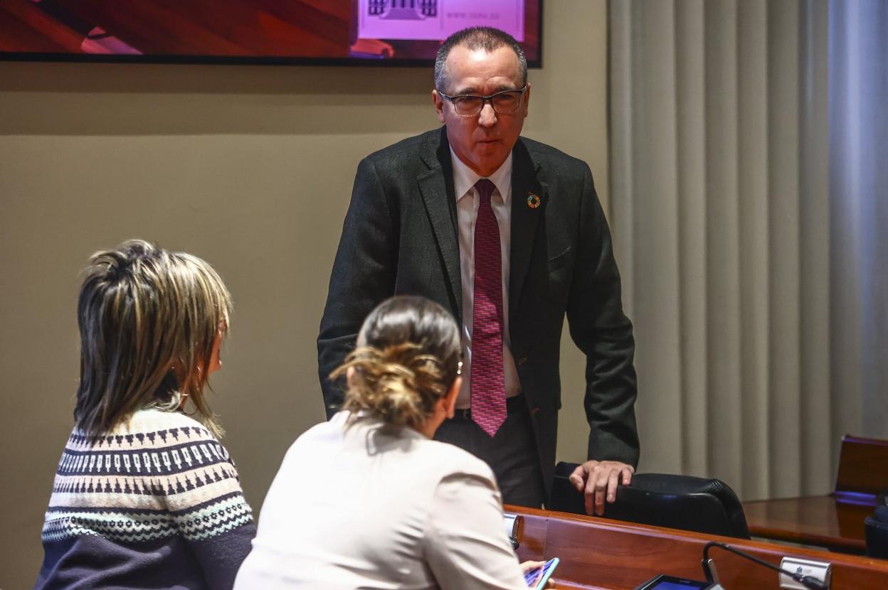 El consejero Pablo Fernández compareció en la comisión de salud. 