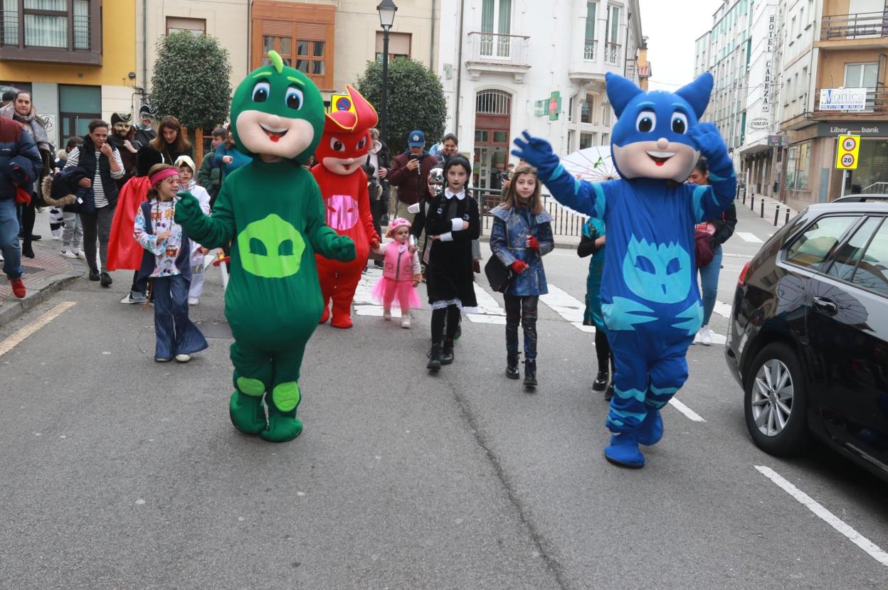 Algunos de los participantes en el desfile de Noreña. 