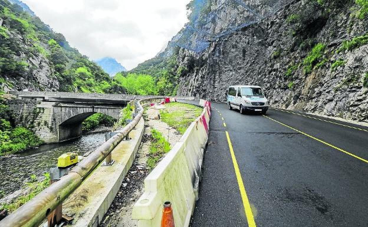 La Demarcación de Carreteras en Cantabria reforzará la seguridad en las travesías de El Mazo y Buelles