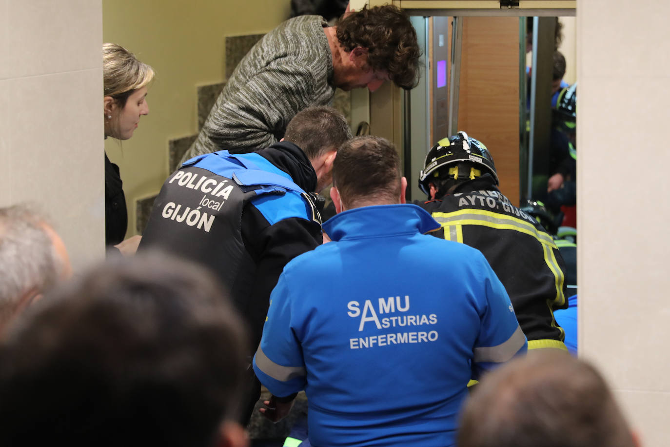 Fotos:  Rescatan a una niña que tenía una mano atrapada en un ascensor en Gijón