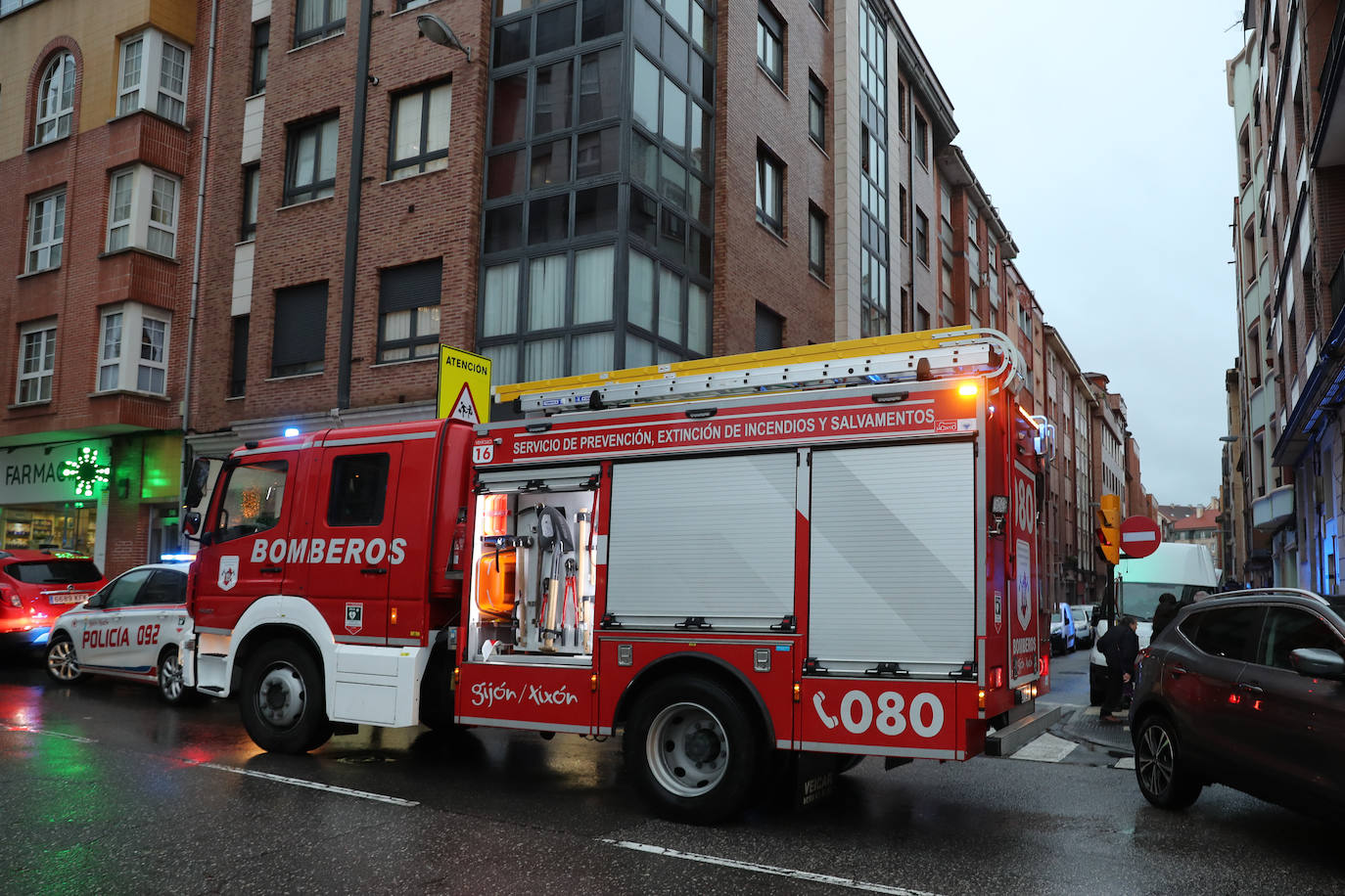 Fotos:  Rescatan a una niña que tenía una mano atrapada en un ascensor en Gijón