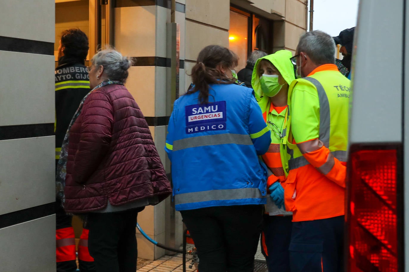 Fotos:  Rescatan a una niña que tenía una mano atrapada en un ascensor en Gijón