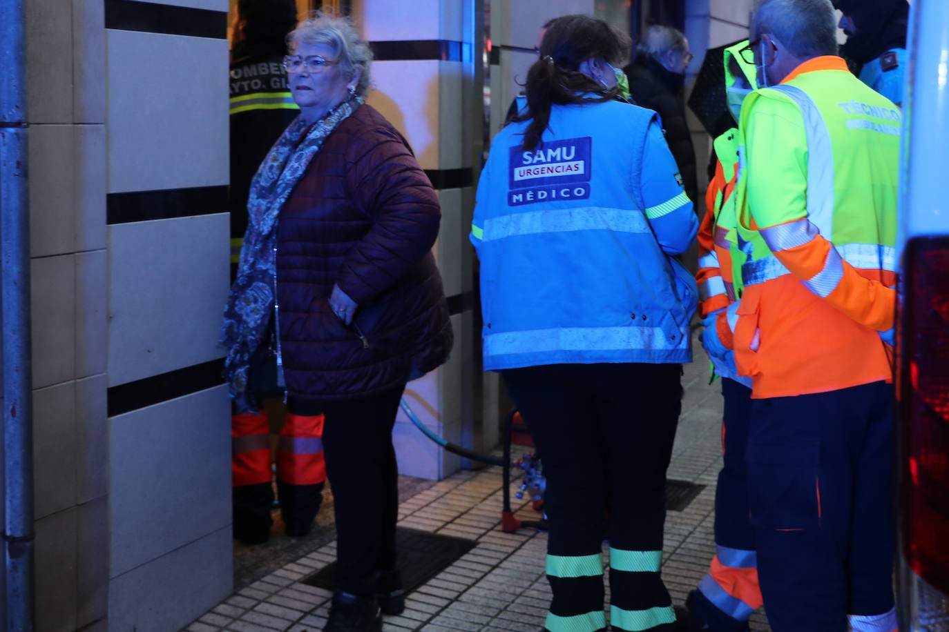 Fotos:  Rescatan a una niña que tenía una mano atrapada en un ascensor en Gijón