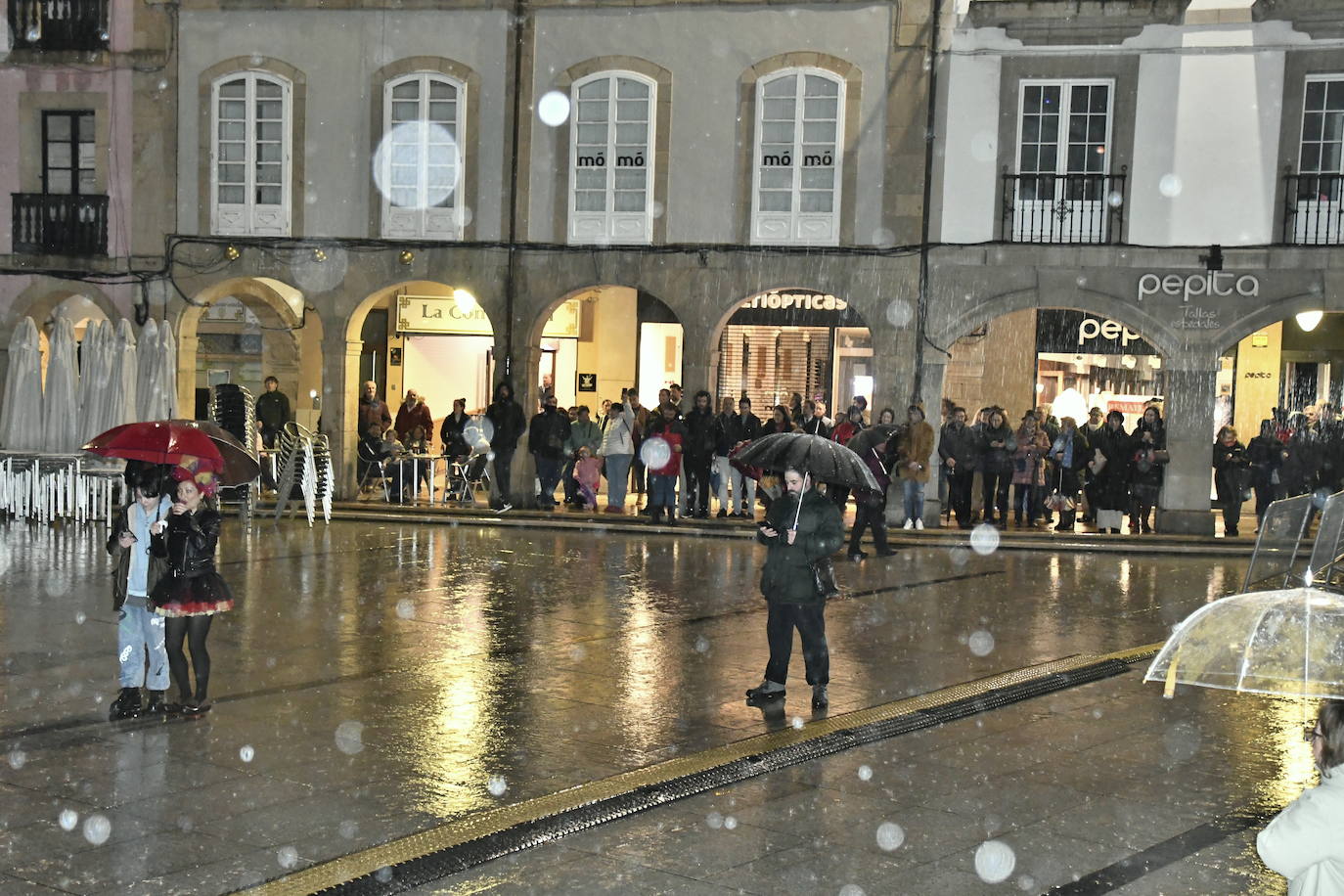 Fotos: Avilés entierra su sardina en fuego y agua