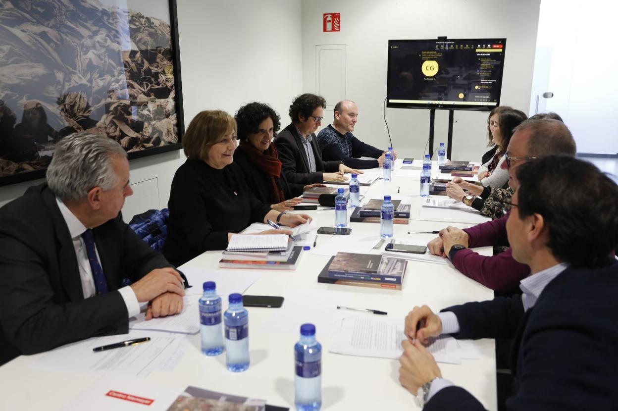 El Patronato de la Fundación Niemeyer ayer aprobó por unanimidad ceder al Principado la obra de Genovés para saldar su deuda millonaria. 