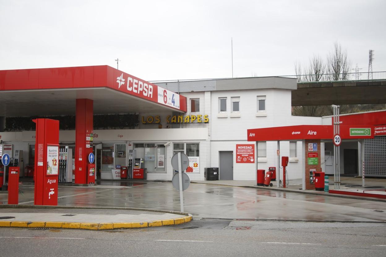 Los ladrones llegaron y se fueron a pie de la gasolinera de Los Canapés. 