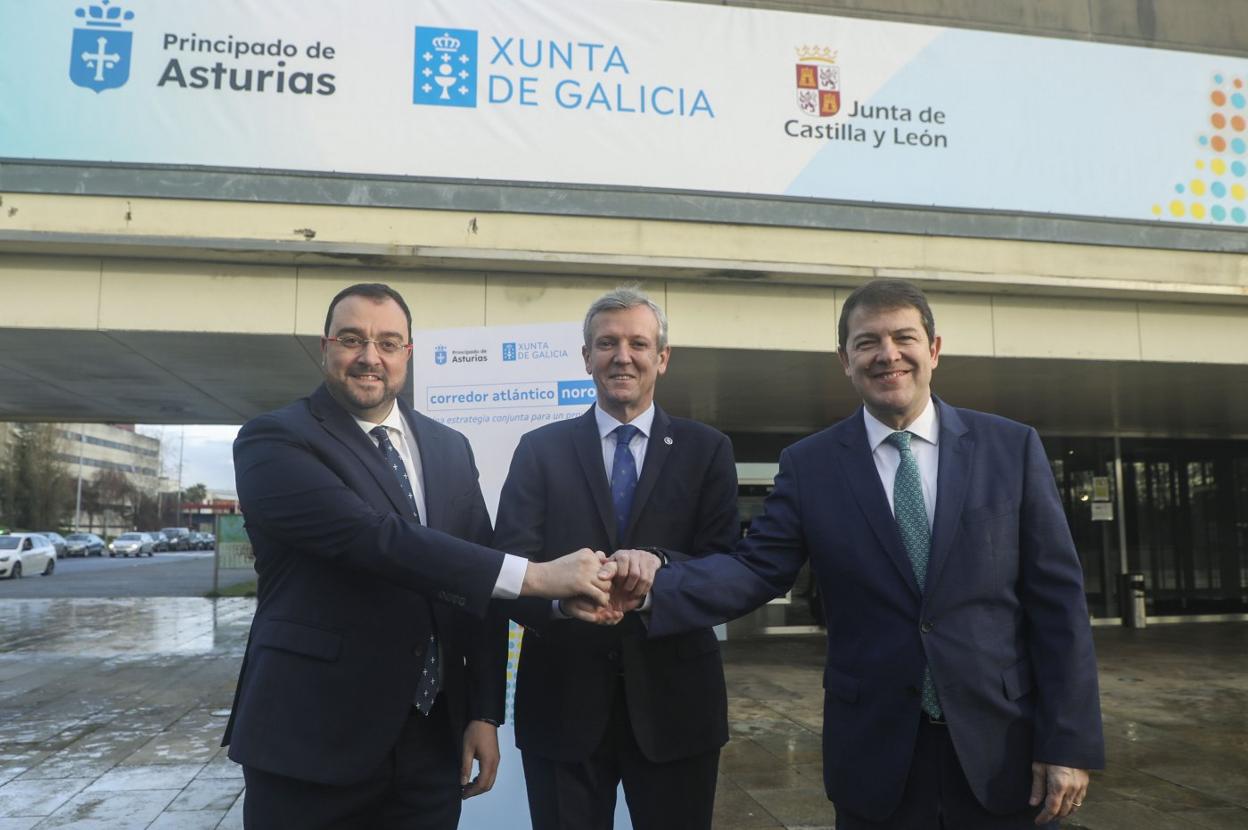 Los presidentes de Asturias, Galicia y Castilla y León, Adrián Barbón, Alfonso Rueda y Alfonso Fernández Mañueco, durante la cumbre de Santiago en favor del Corredor Atlántico. 