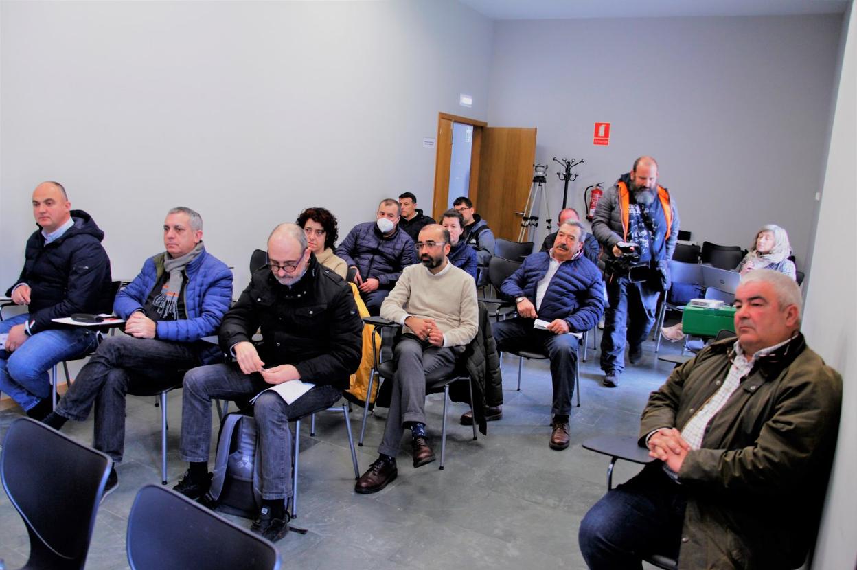 Junta rectora del parque, con alcaldes y concejales de los tres concejos y la asociación Geotrupes. 