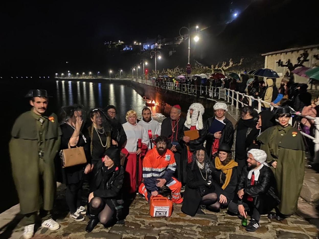 La sardina fue incinerada la pasada noche en la Rambla de la Barca, como manda la tradición riosellana. 