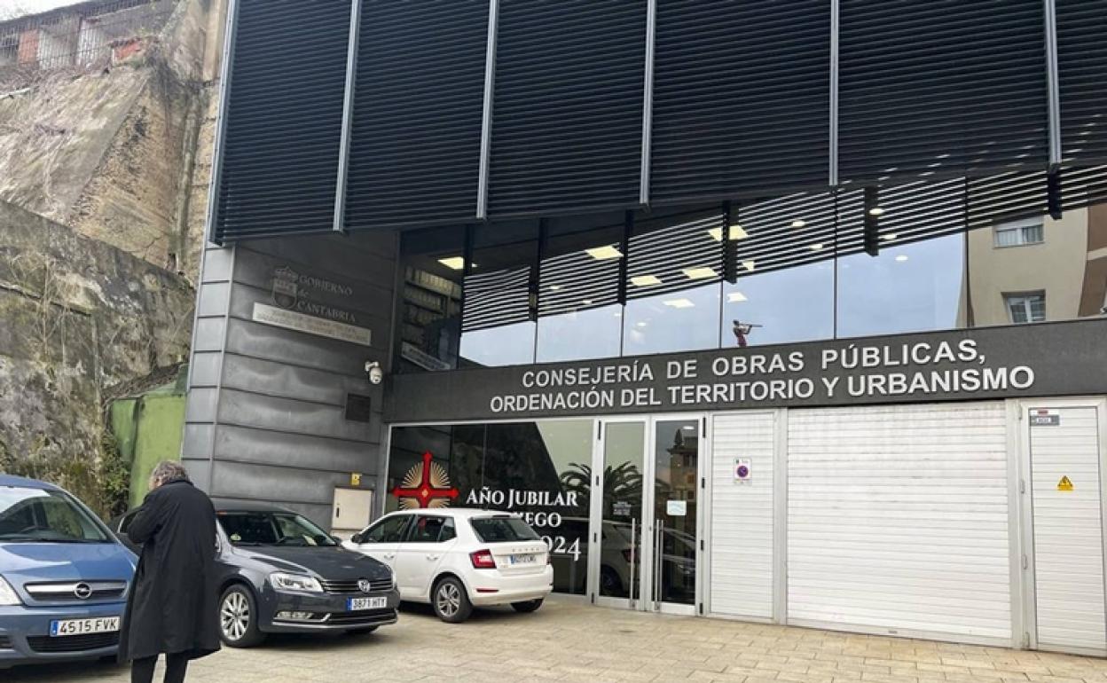 La UDEF y la Policía Nacional está realizando un registro en la sede de Obras Públicas. 