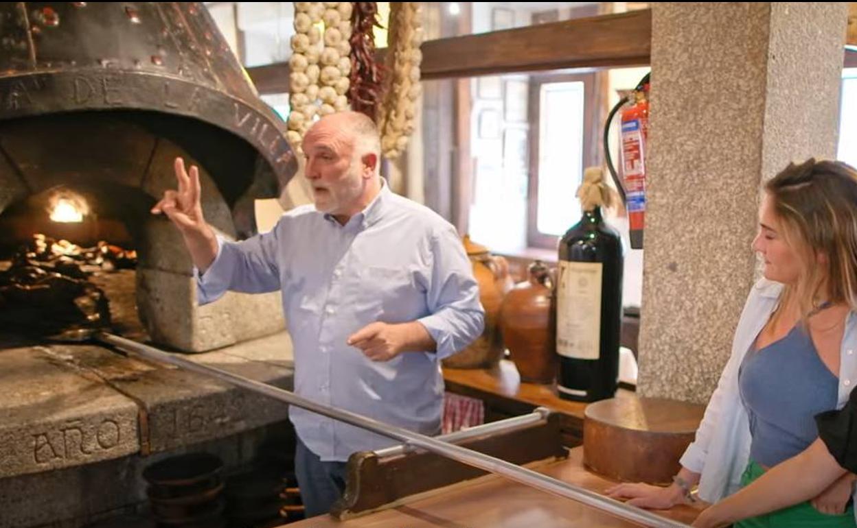 José Andrés visita con sus hijas el restaurante Posada de la Villa, en Madrid. 