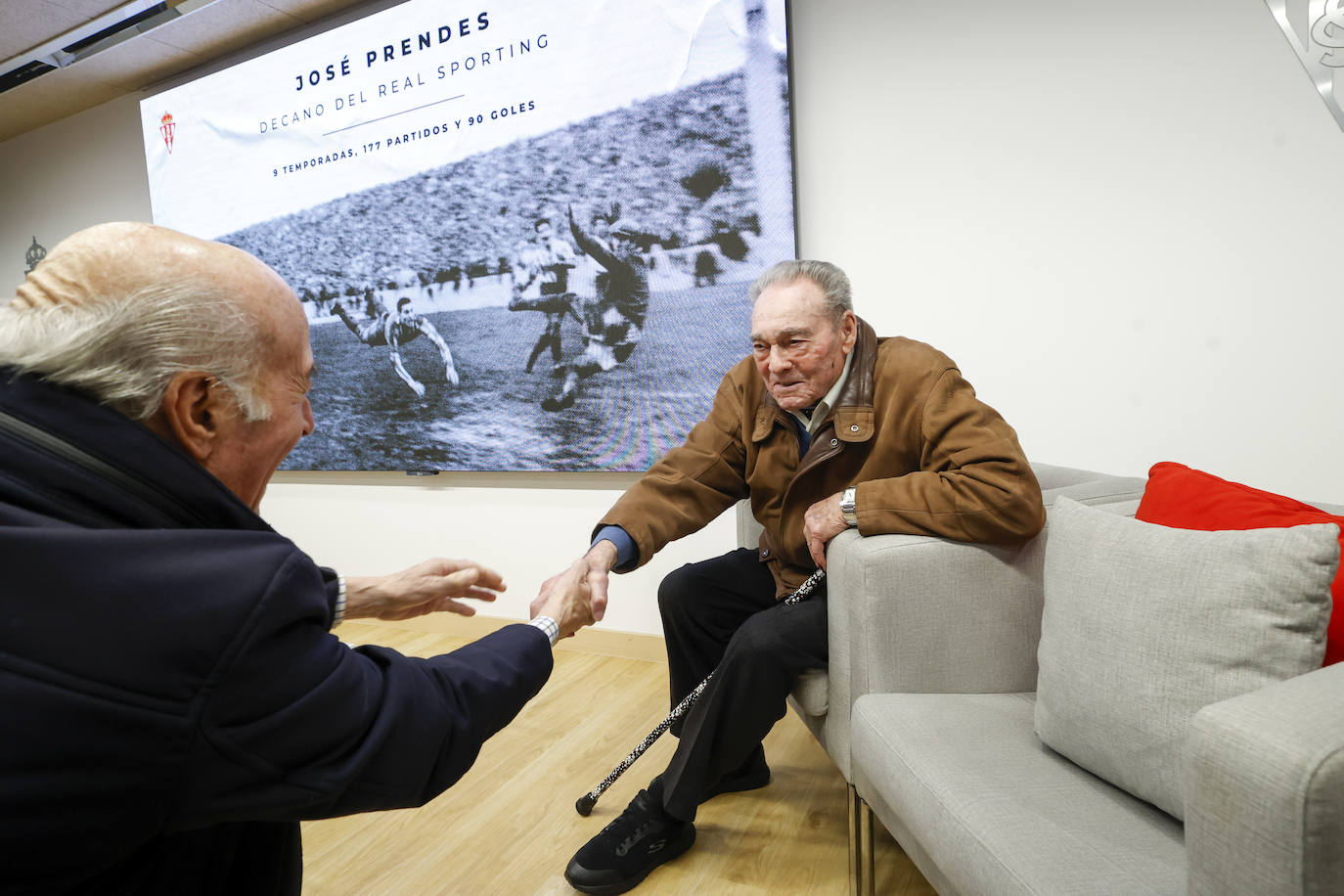 Fotos: El Sporting rinde homenaje a Prendes, decano de los jugadores