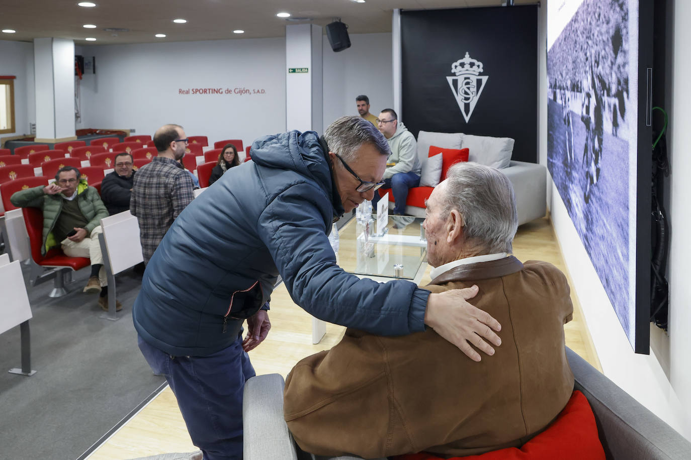 Fotos: El Sporting rinde homenaje a Prendes, decano de los jugadores