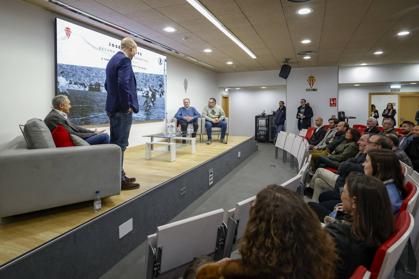 Fotos: El Sporting rinde homenaje a Prendes, decano de los jugadores