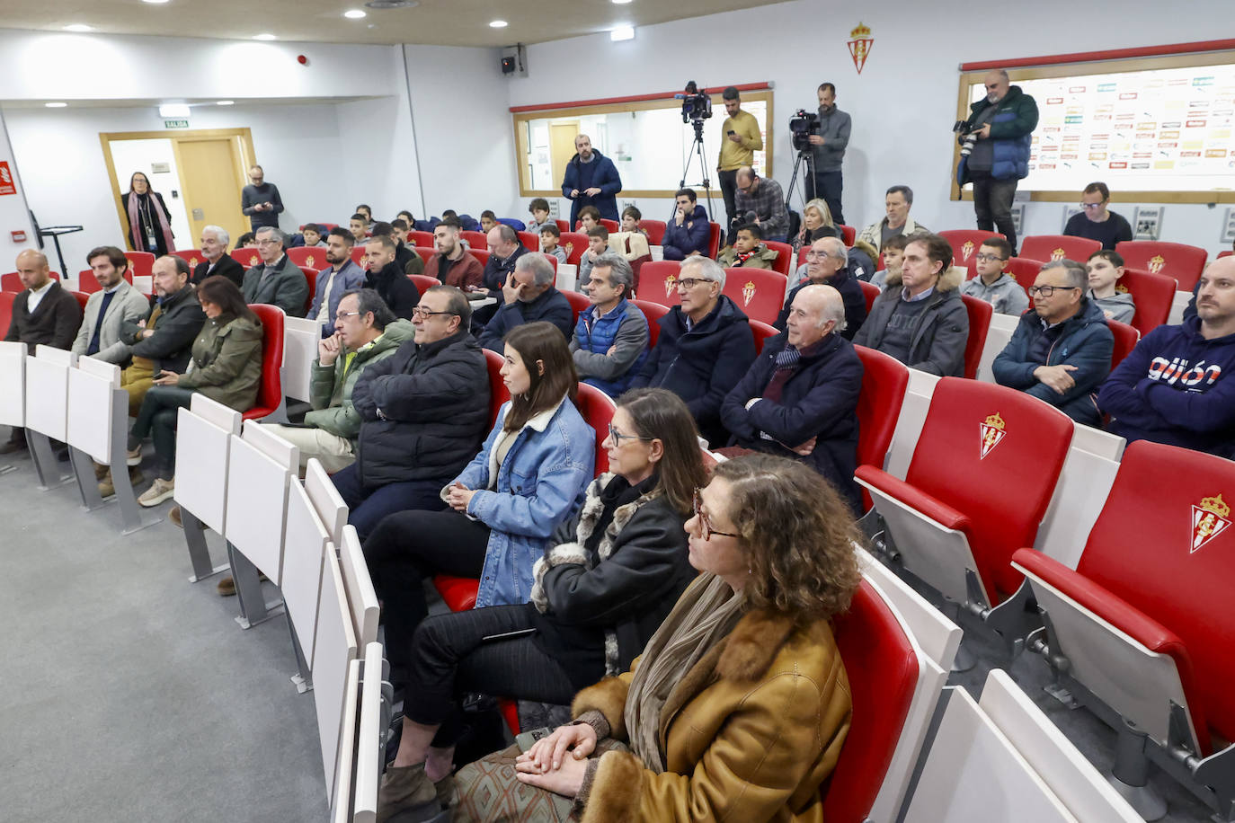 Fotos: El Sporting rinde homenaje a Prendes, decano de los jugadores