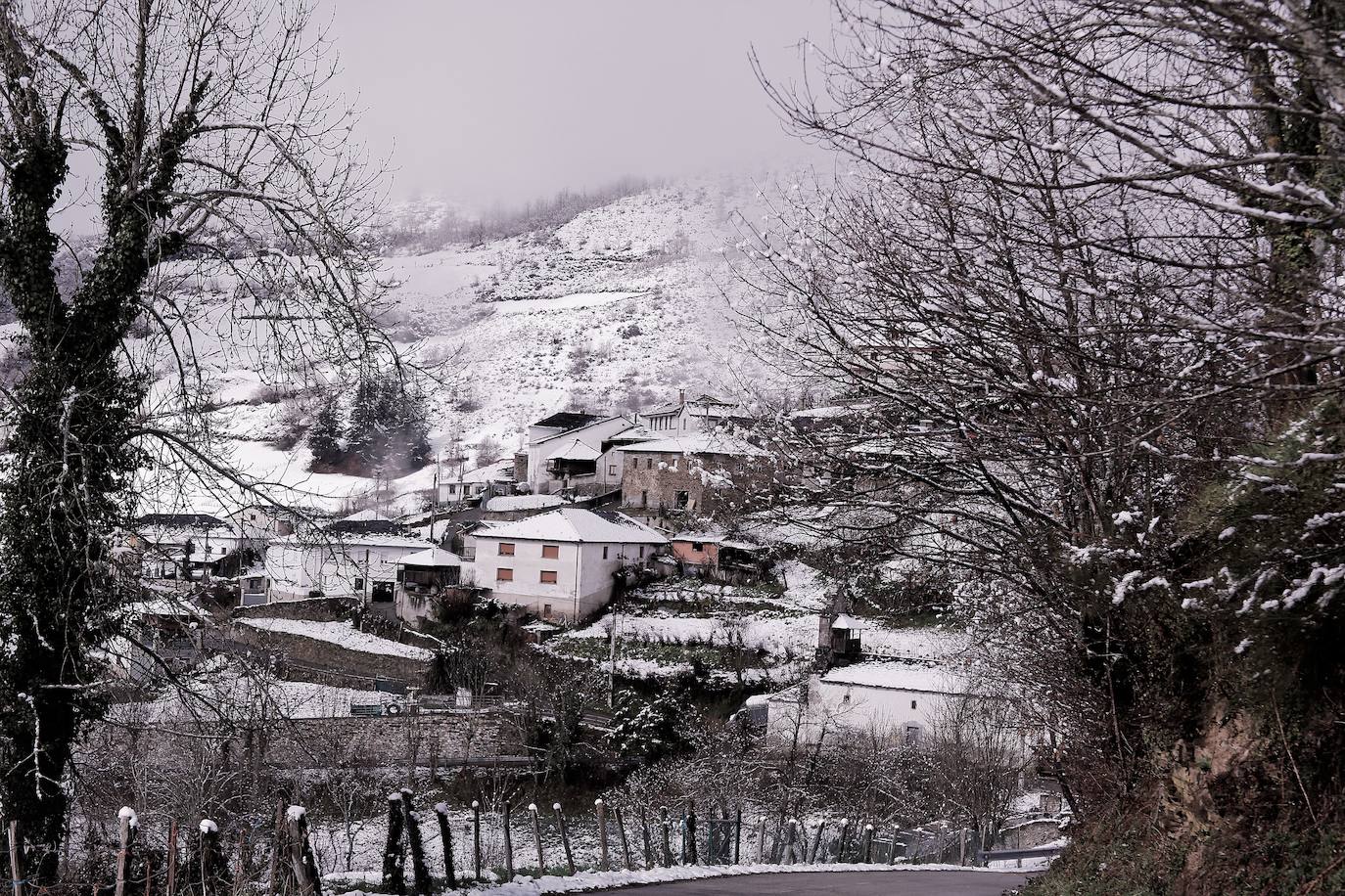 Fotos: Asturias, bajo el frío, la nieve y la lluvia