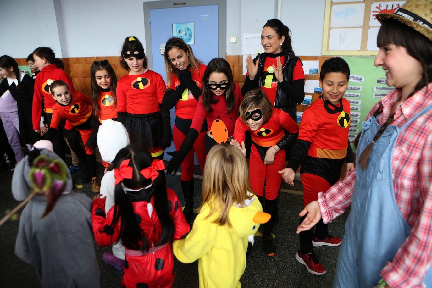 Fotos: Los alumnos del colegio de Ventanielles se disfrazan por carnaval