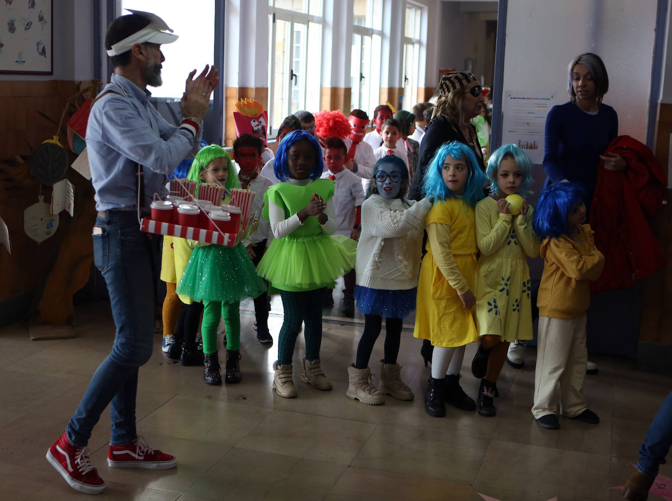 Fotos: Los alumnos del colegio de Ventanielles se disfrazan por carnaval