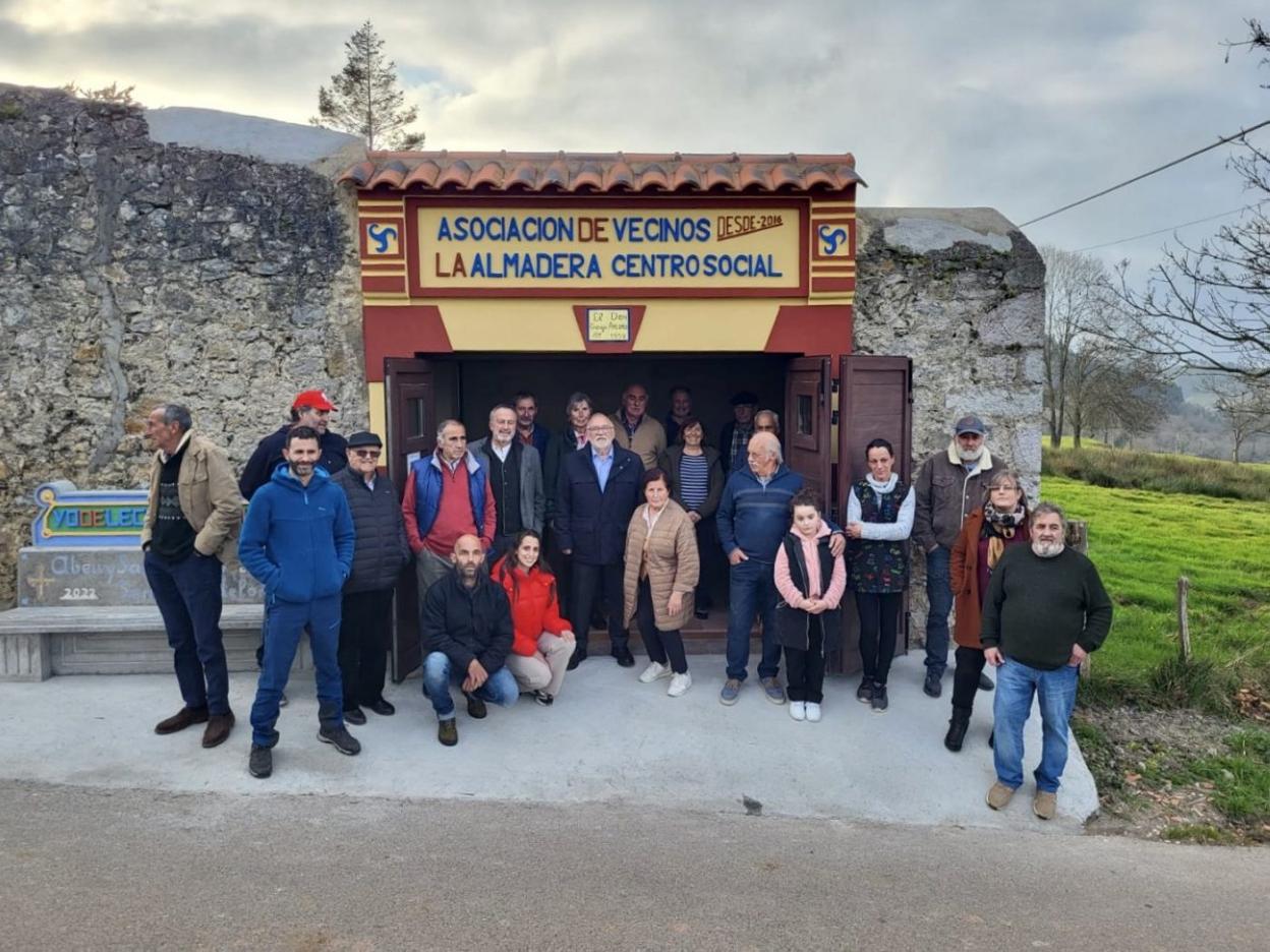 Los vecinos, frente al centro social de 'El garaje de don Antonio'. 
