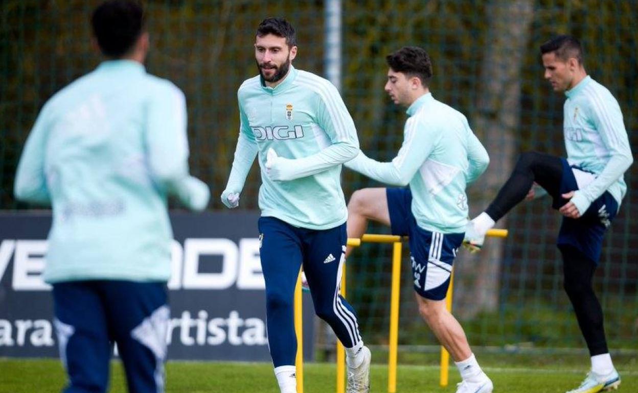 Borja Bastón, durante el entrenamiento en las instalaciones del Real Oviedo. 