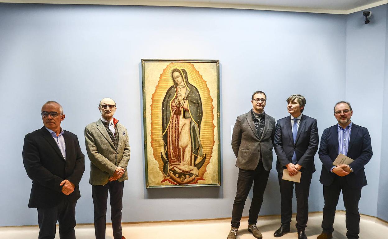 Antón García, Álvaro Armada, José Luis Costillas (concejal de Cultura ovetense), Alfonso Palacio y Gabino Busto, ayer, junto a la 'Virgen de Guadalupe'. 