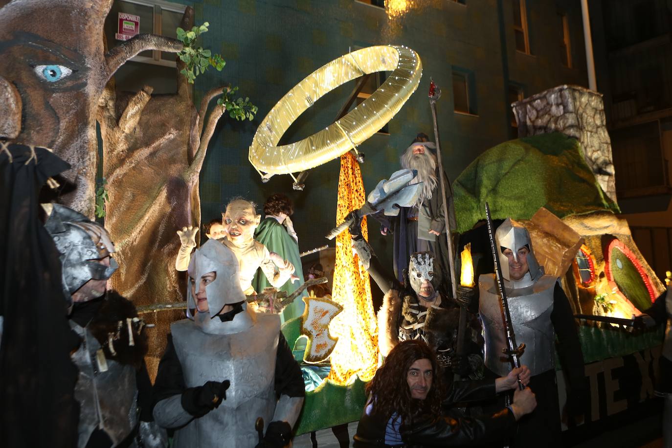 Fotos: Mieres vive «con mucha alegría» su Gran Antroxu con el desfile de grupos por las calles