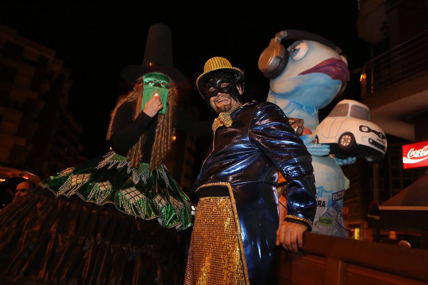 Fotos: Mieres vive «con mucha alegría» su Gran Antroxu con el desfile de grupos por las calles