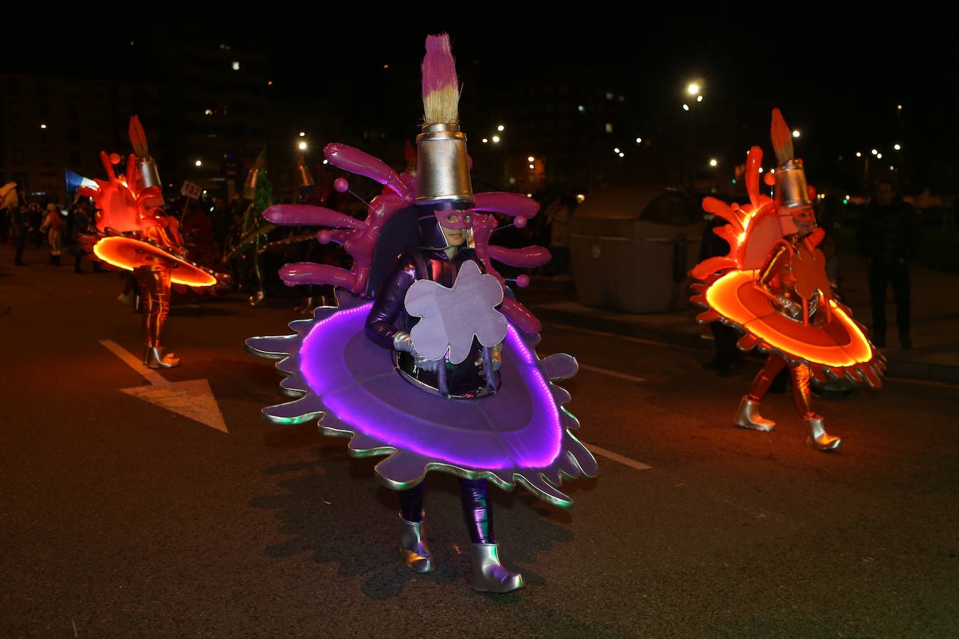 Fotos: Mieres vive «con mucha alegría» su Gran Antroxu con el desfile de grupos por las calles