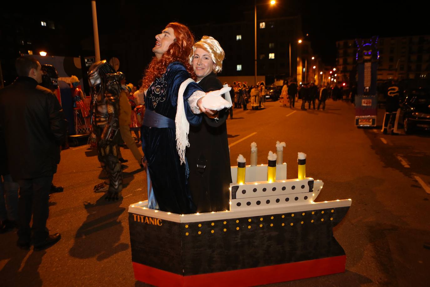 Fotos: Mieres vive «con mucha alegría» su Gran Antroxu con el desfile de grupos por las calles