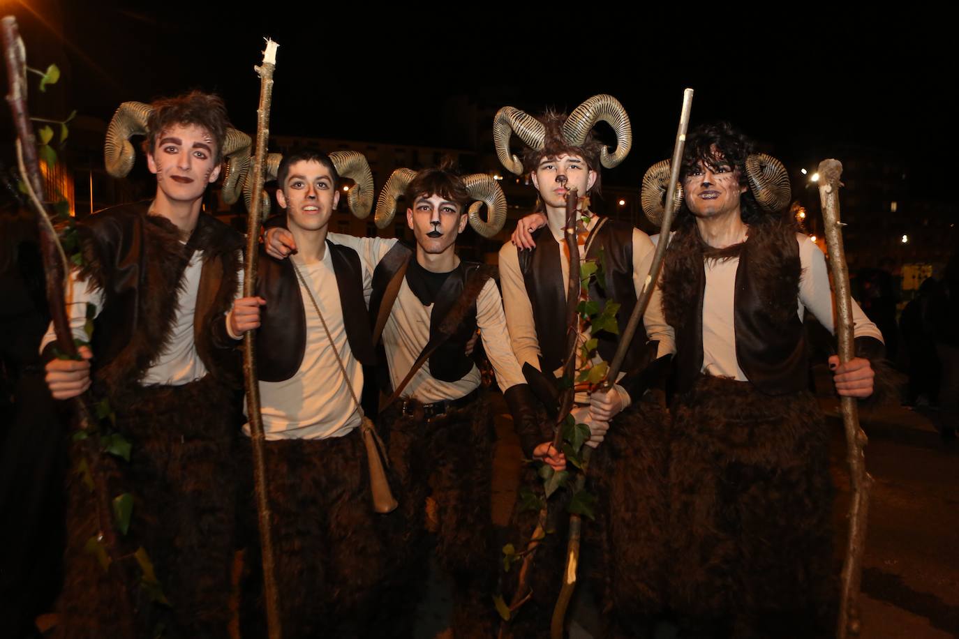 Fotos: Mieres vive «con mucha alegría» su Gran Antroxu con el desfile de grupos por las calles