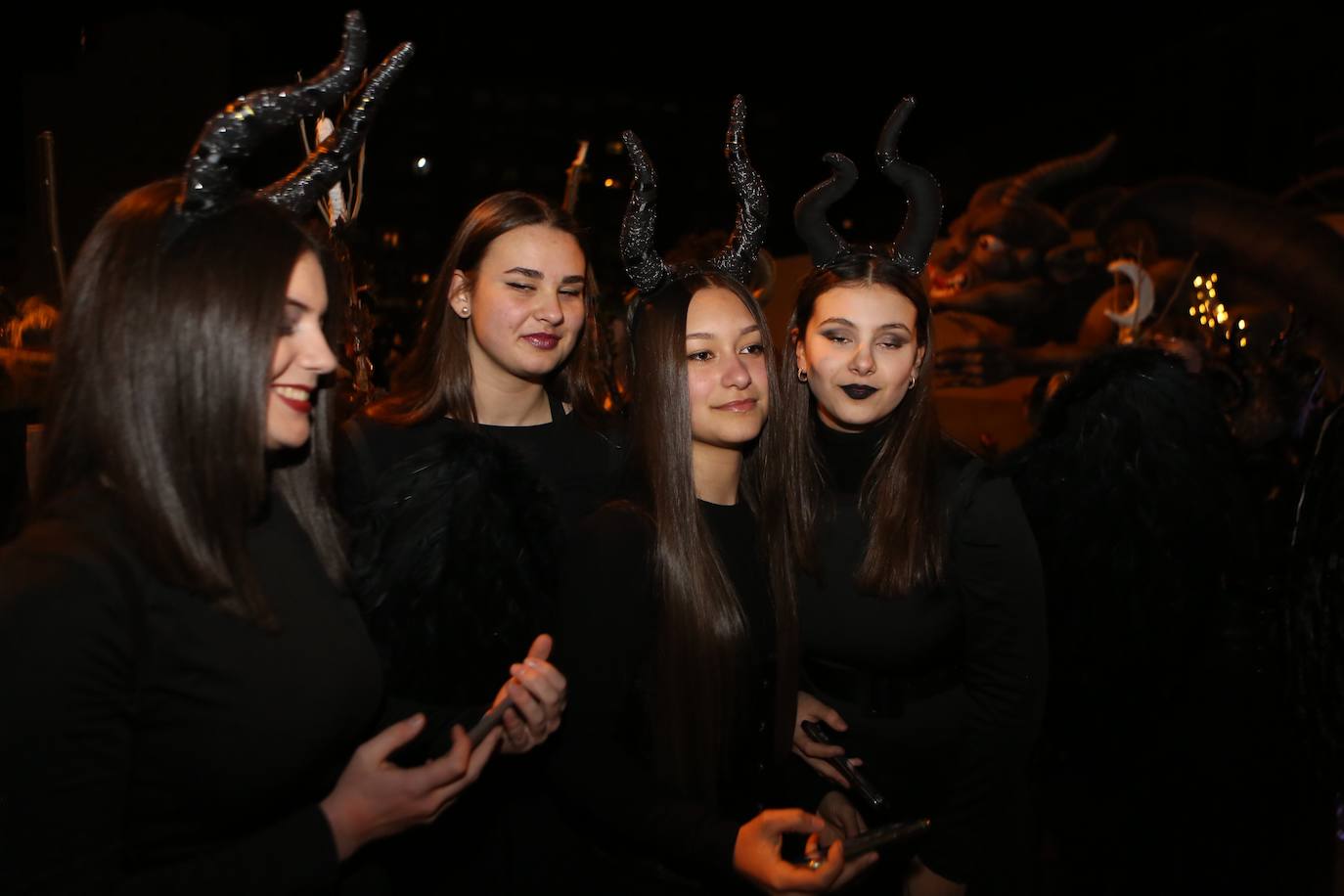 Fotos: Mieres vive «con mucha alegría» su Gran Antroxu con el desfile de grupos por las calles