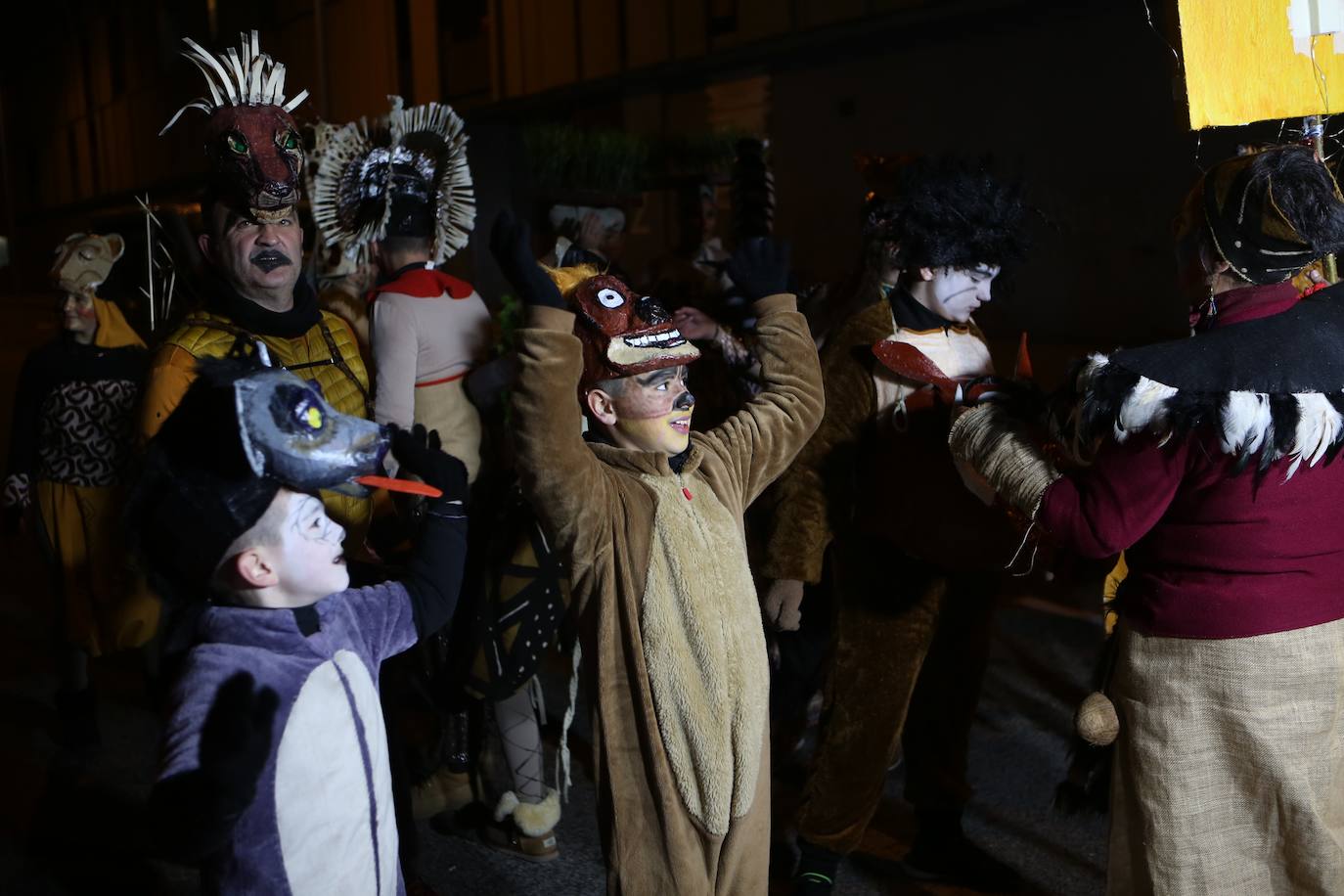 Fotos: Mieres vive «con mucha alegría» su Gran Antroxu con el desfile de grupos por las calles