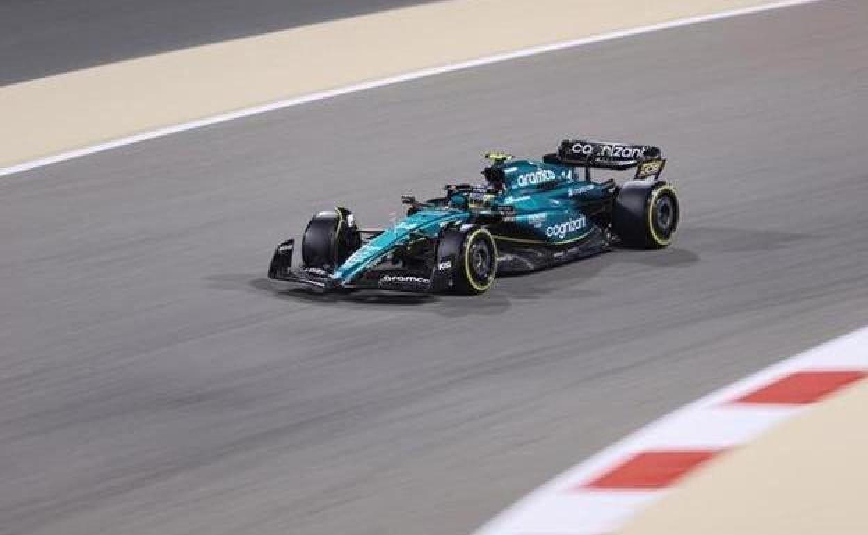 Fernando Alonso, con su Aston Martin en el circuito de Baréin.