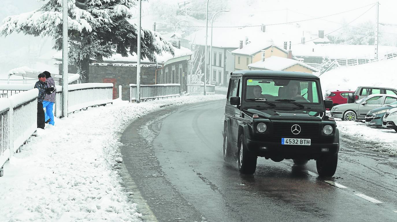 El nuevo temporal de nieve dejó Pajares teñido de blanco. jesús manuel pardo