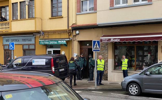 Agentes de la Guardia Civil y una UVI móvil, esta mañana en el lugar de los hechos.