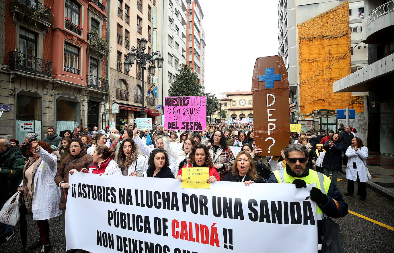 Fotos: Miles de sanitarios asturianos salen a la calle para protestar por sus condiciones laborales