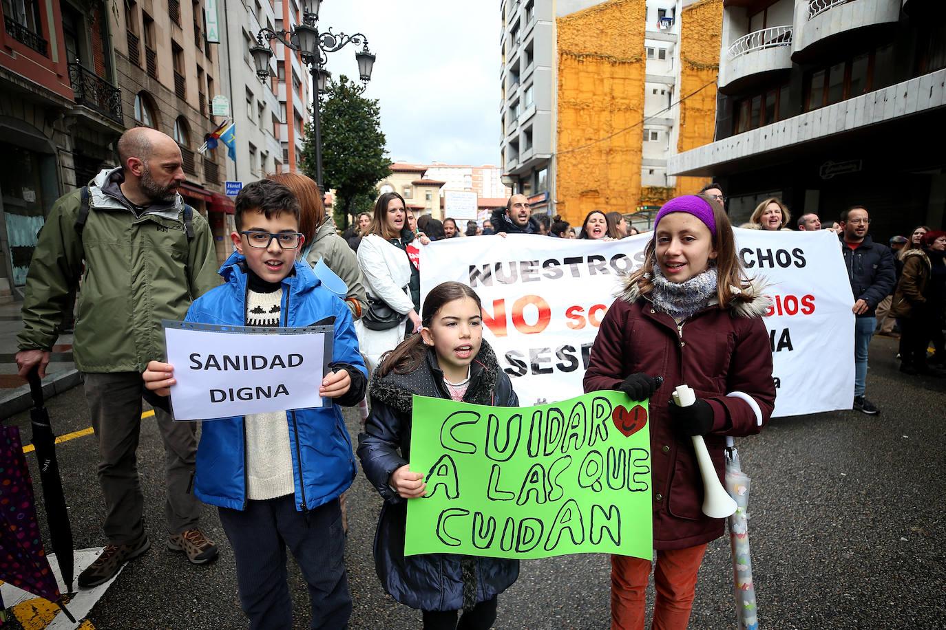 Fotos: Miles de sanitarios asturianos salen a la calle para protestar por sus condiciones laborales