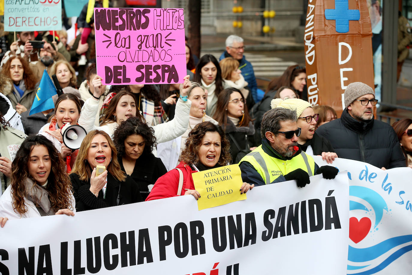 Fotos: Miles de sanitarios asturianos salen a la calle para protestar por sus condiciones laborales