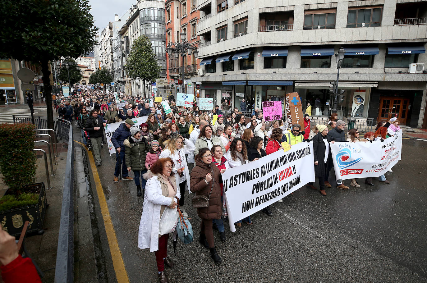 Fotos: Miles de sanitarios asturianos salen a la calle para protestar por sus condiciones laborales
