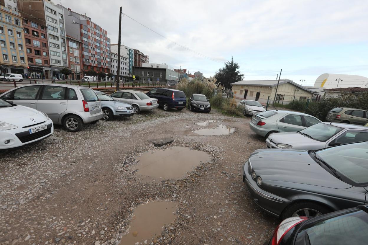 Aparcamiento del apeadero de Feve de Avilés, el más utilizado. 