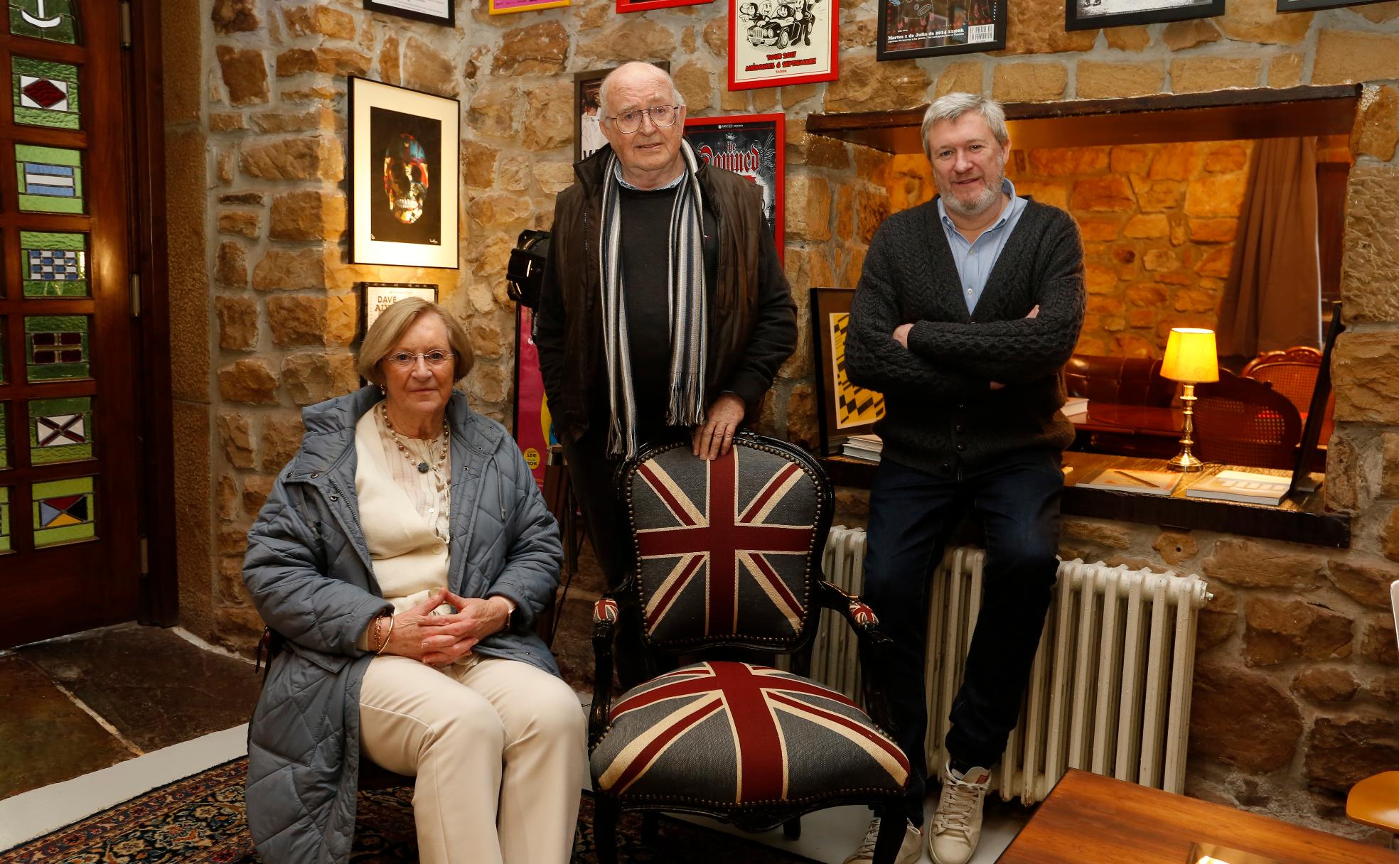 Maureen, Edwin y Alex Lawton posan en La Pipa, el ecosistema innovador de Somió.