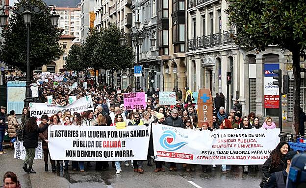 Galería. Miles de sanitarios asturianos salen a la calle para protestar por sus condiciones laborales