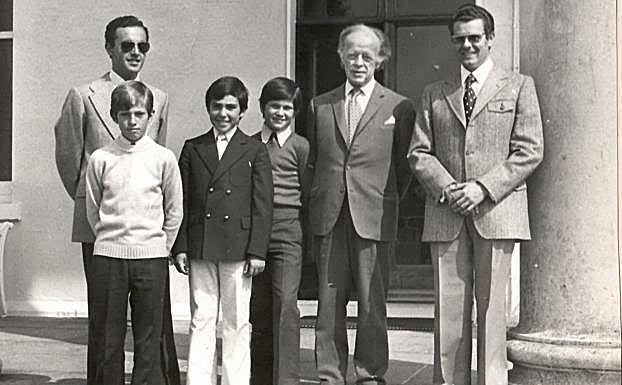 Los primeros estudiantes que hicieron un intercambio a Irlanda con Lawton en 1973, con el presidente de la República.