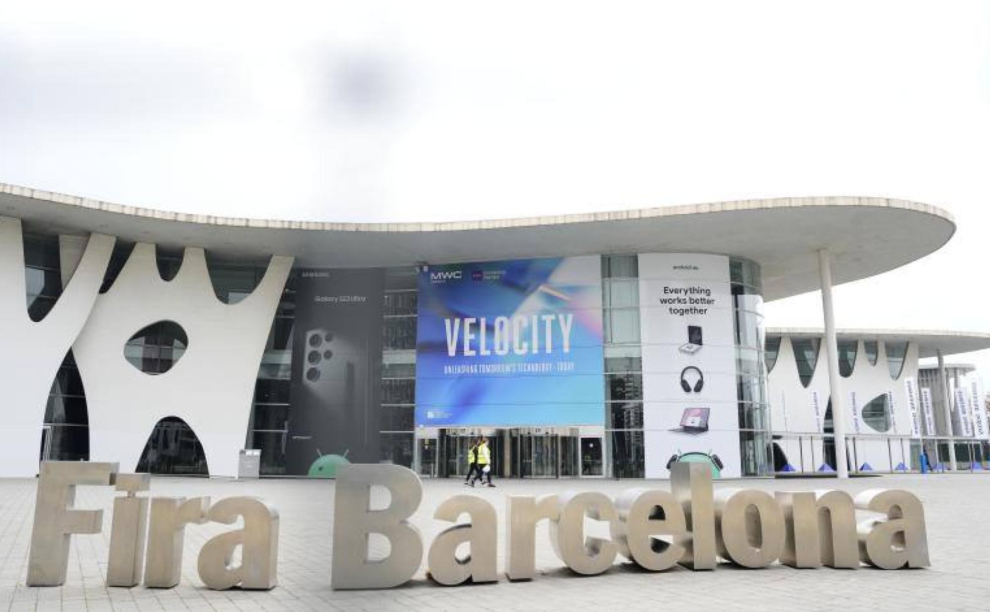 Entrada principal al MWC en Barcelona, donde ya está casi todo preparado.