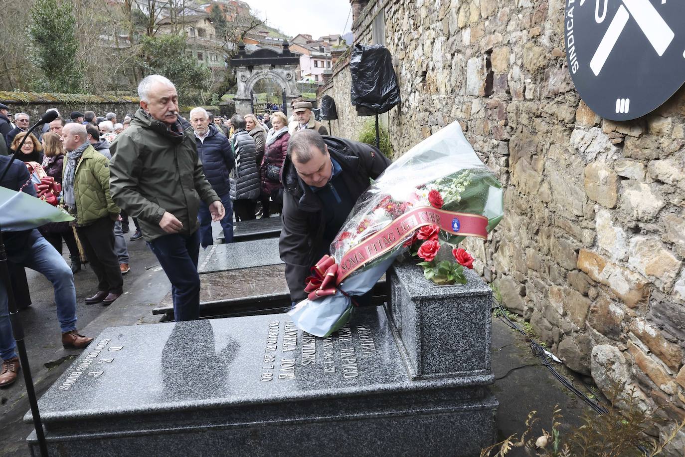 Fotos: Homenaje a Manuel Llaneza en Mieres