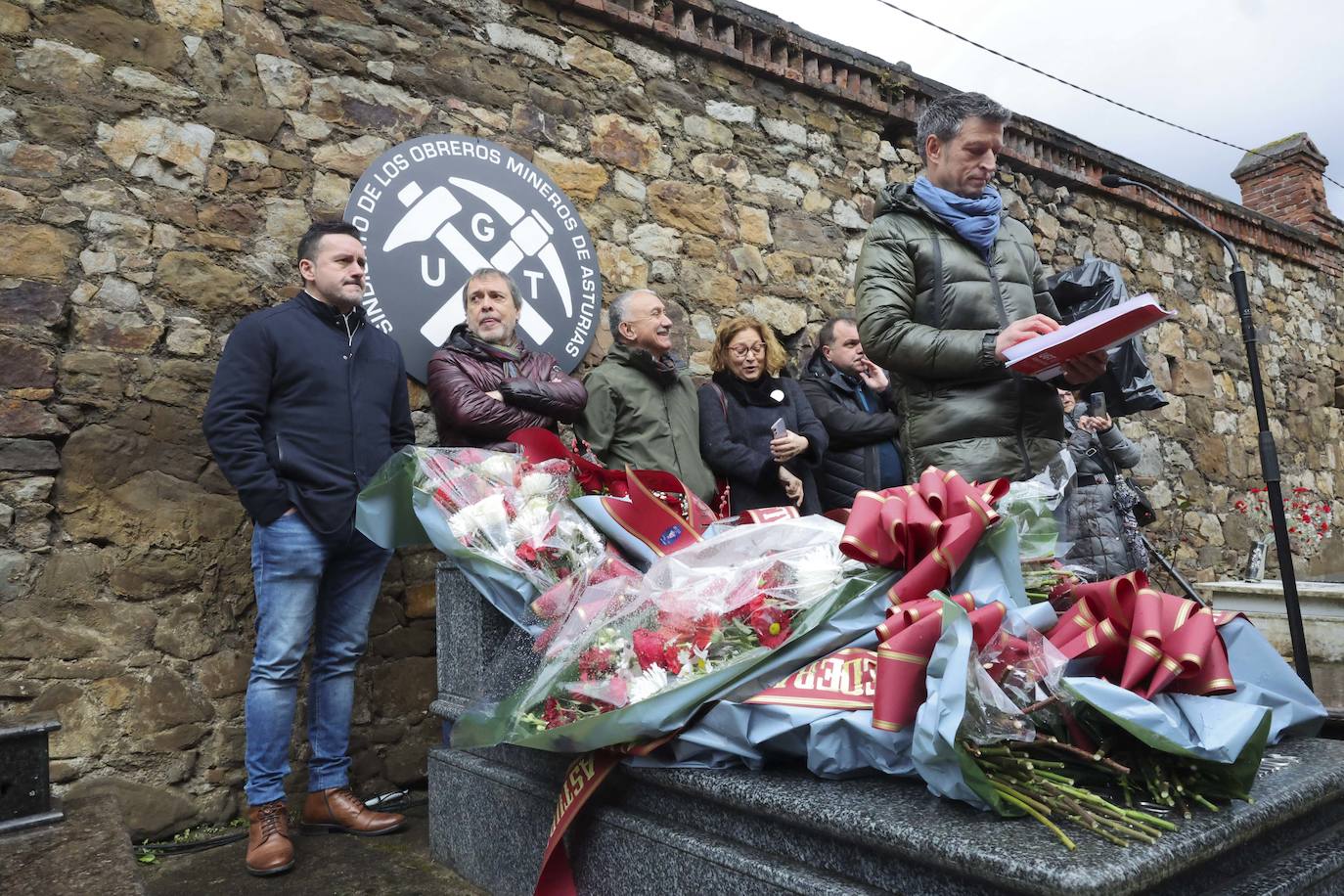 Fotos: Homenaje a Manuel Llaneza en Mieres