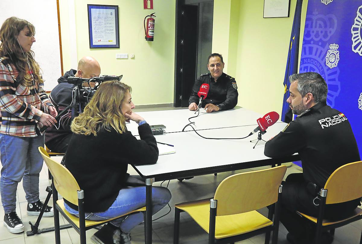 Los policías nacionales Raúl Domínguez y Francisco Javier Camba, en el encuentro con el periódico. Fueron los dos agentes que auxiliaron a Quini cuando sufrió el fatal infarto. josé simal