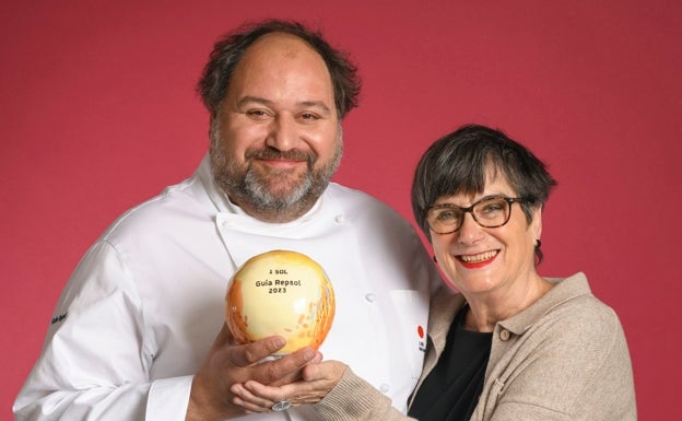 Cesar Casado y Cristina Garrido, de Married Cocina, en la localidad llanisca de Hontoria. 