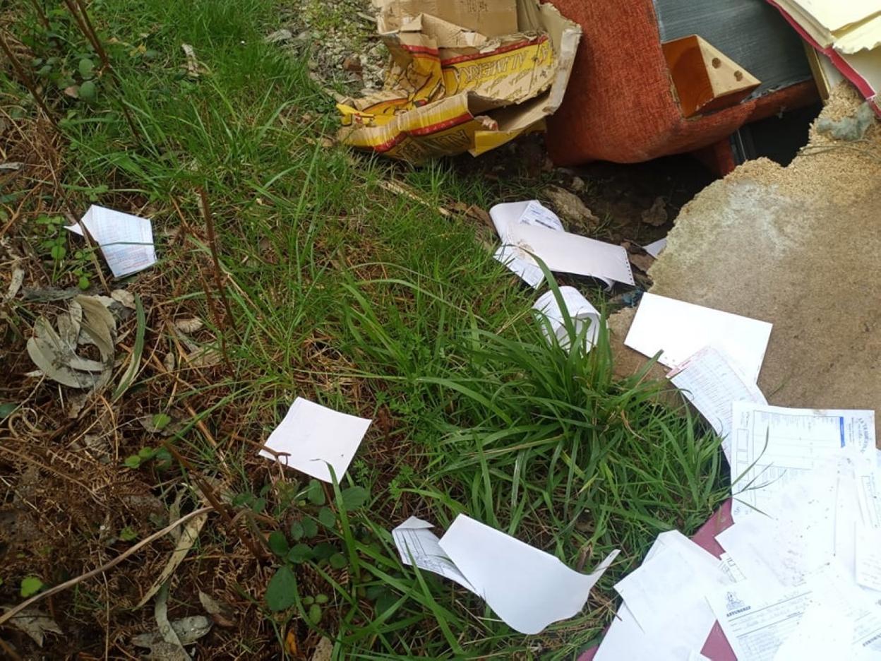 Basura desperdigada en una zona de la localidad de Bañugues. 