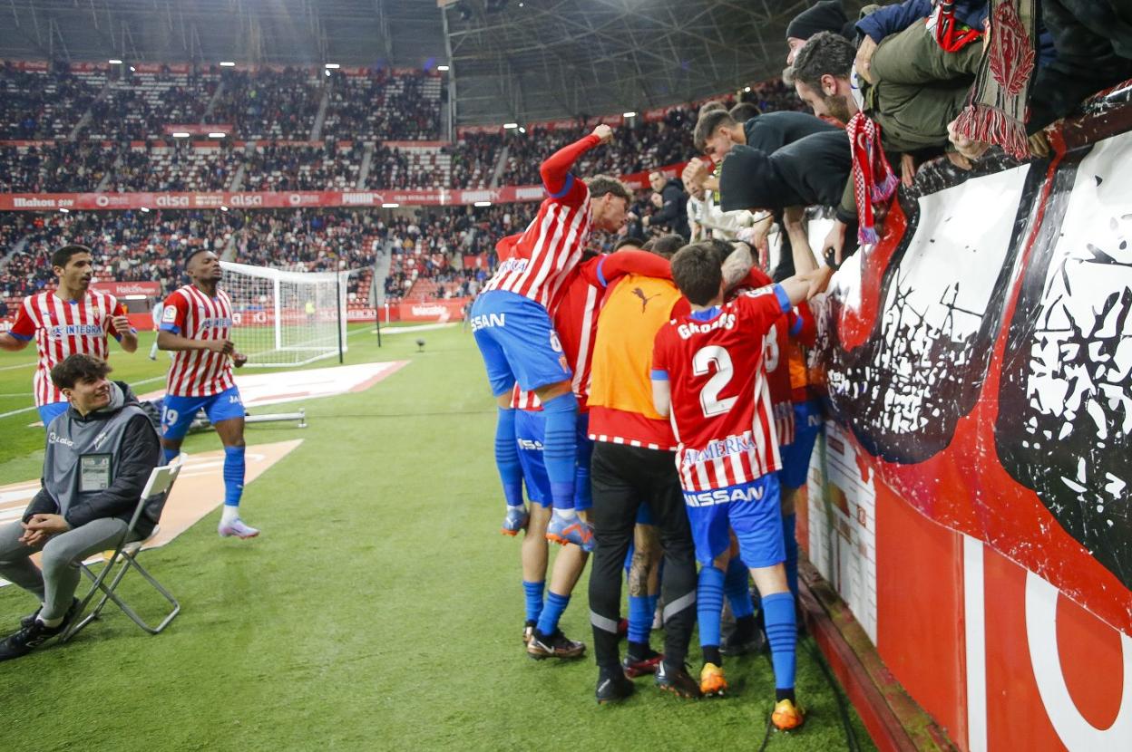 Los jugadores del Sporting celebran el gol de Queipo que sirvió para vencer al Tenerife el pasado sábado en El Molinón. 